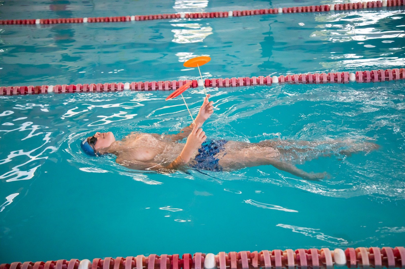 Aprendiendo a Nadar en el Club de Natación Sol y Lago: Desarrollando Habilidades Acuáticas para Niños preescolares